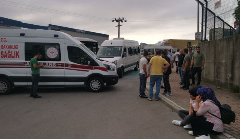 Kocaeli'de işçi minibüsüne silahlı saldırı: 1'i ağır 4 yaralı - Resim : 1