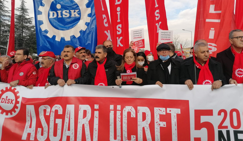 Emekçiler, Çalışma Bakanlığı önünden seslendi: Asgari ücret 5 bin 200 olsun - Resim : 1