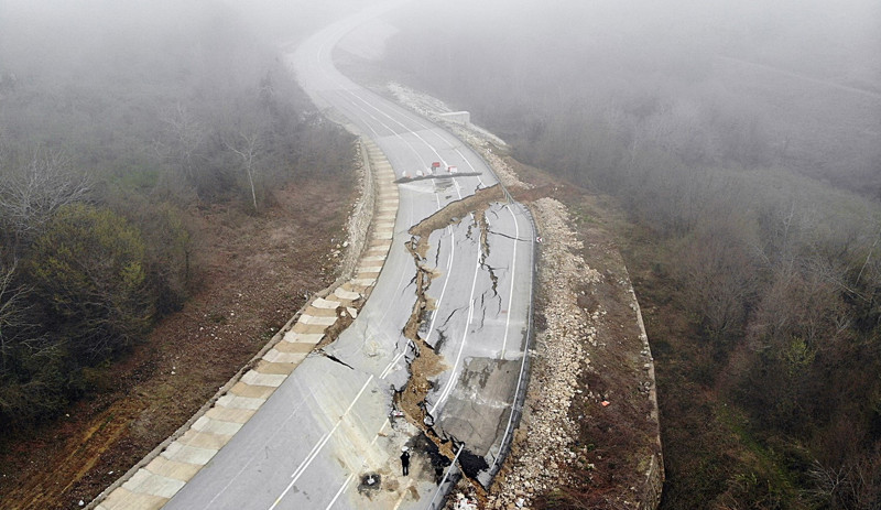 Karadeniz Sahil Yolu'nda heyelan: Çöken yol trafiğe kapatıldı - Resim : 2