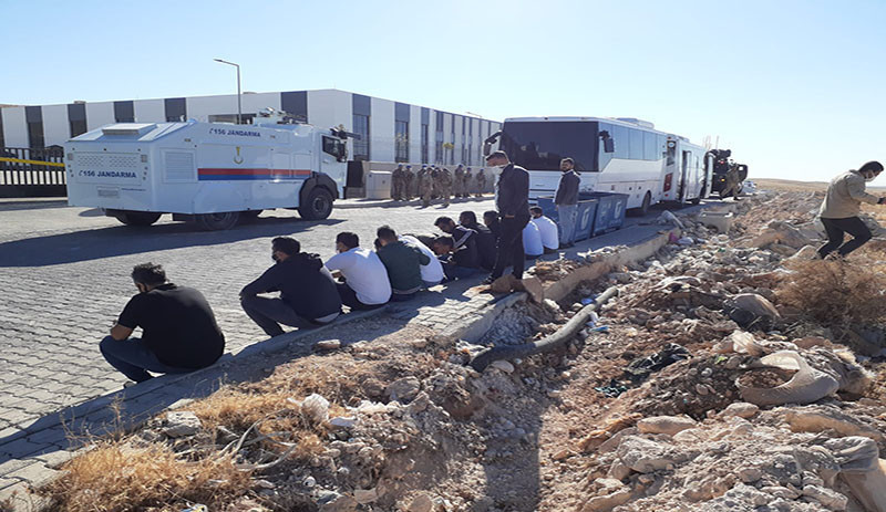 Urfa’da işçi kıyımı: Fabrika önüne giden işçiler jandarma barikatı ile karşılaştı - Resim : 1