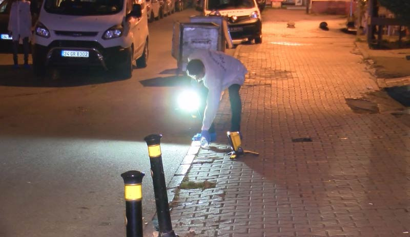 İstanbul'da iş yerinin önünde alkol alan 2 yurttaşa vahşi saldırı: Hastaneye kaldırıldılar - Resim : 1
