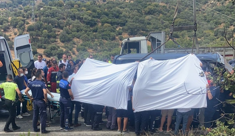 İbrahim Tatlıses trafik kazası geçirdi: 4 yaralı - Resim : 1