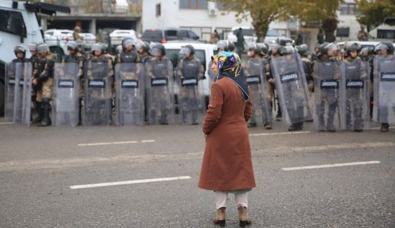 Görevden alınan İkiköprü Belediyesi Eş Başkanı Hatice Taş gözaltına alındı - Resim : 1