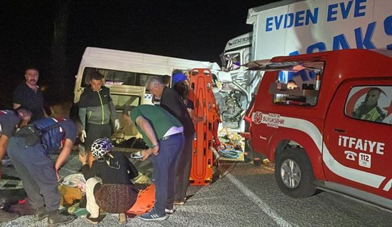 Sivas'ta minibüs ile kamyon çarpıştı: 8 ölü, 9 ağır yaralı - Resim : 1