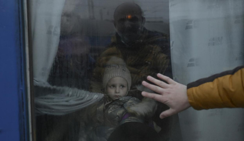 Savaş ilk onları vuruyor: Ukrayna'da çocuklar yollarda, hastanelerde yaşam mücadelesi veriyor - Resim : 14