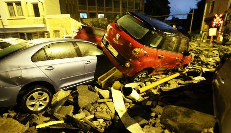 Belçika'daki sel sokakları dereye çevirdi, sürüklenen araçlar tren yolunu kapattı - Resim : 1