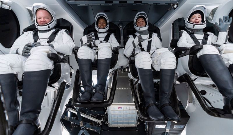 'Uzay turistleri' astronotsuz 3 günlük yolculuğun ardından başarıyla Dünya'ya döndü - Resim : 1