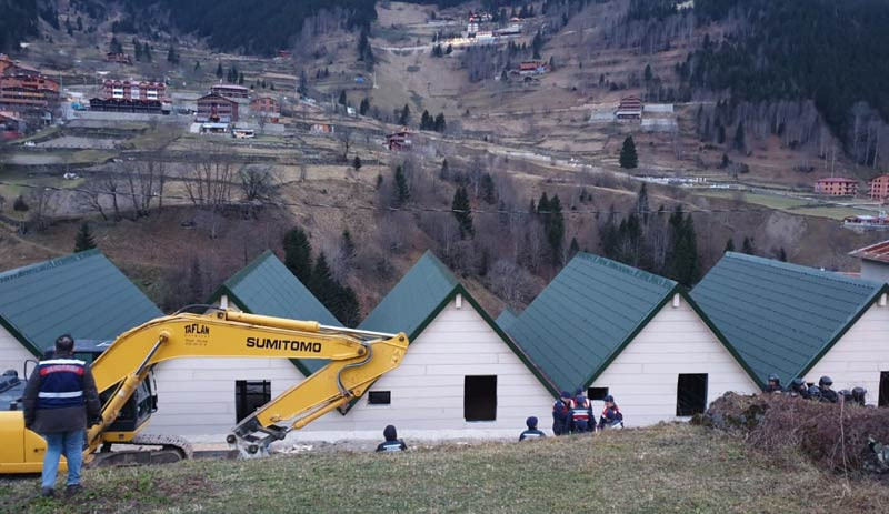 Uzungöl'de kaçak yapıların yıkımına başlandı - Resim : 1