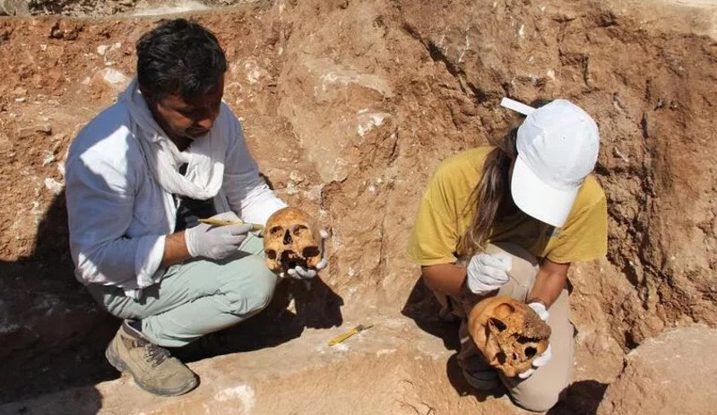 Adıyaman'da içinde 4 iskeletin olduğu 1800 yıllık mezar bulundu - Resim : 2