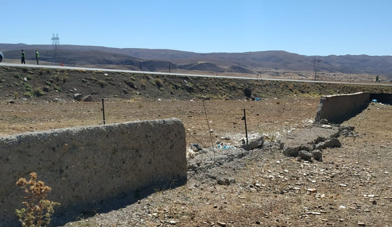 Yüzlerce öğrenci hasarlı okulda eğitim görüyor: Olası depremde okul binası çökebilir - Resim : 1