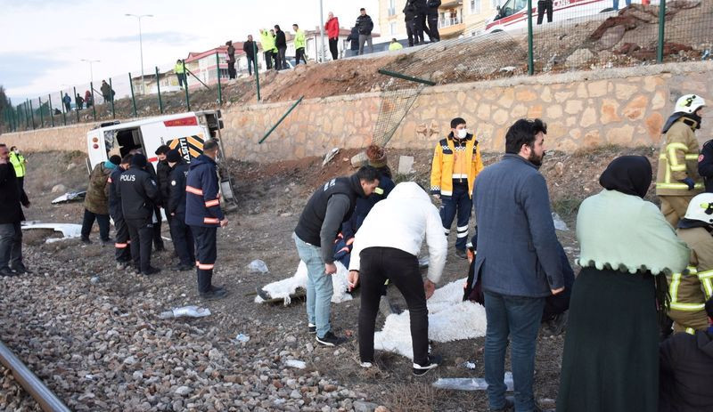 Kırıkkale'de işçi servisi tren yoluna devrildi: Çok sayıda yaralı - Resim : 1