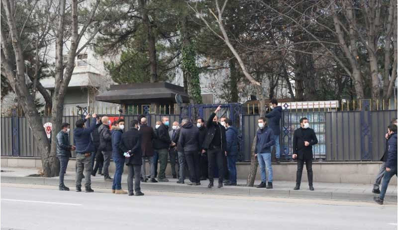 Kritik yasaya ilişkin basın açıklamasını engelleyen polis, vekilleri anons sesi ile susturmaya çalıştı - Resim : 1