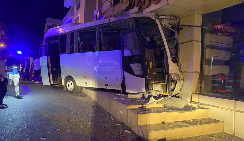 İşçi servisi kaza yaptı: 12 yaralı - Resim : 2