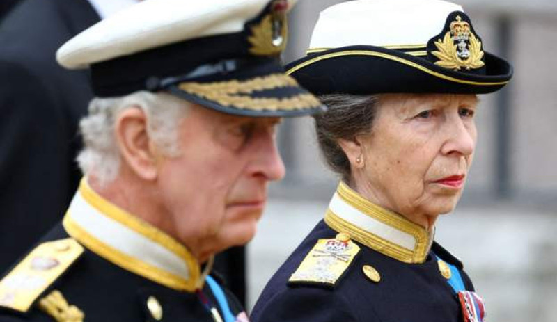 Britanya Kraliçesi II. Elizabeth'in cenazesi St. George Şapeli’nde defnedildi - Resim : 6