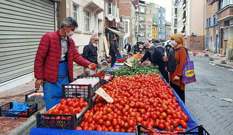 Yoksulluğun yalın hali semt pazarları: Pembe poşetlerde yarım kilo yiyecekler - Resim : 2