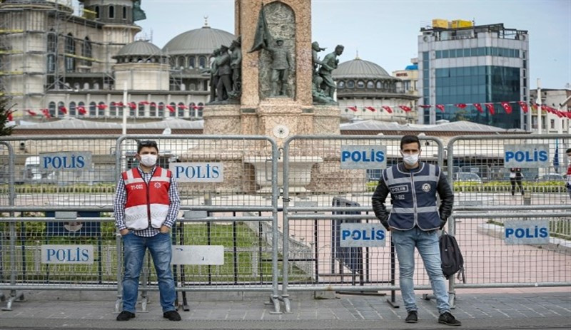 Sokağa çıkma yasağı olan İstanbul'da 1 Mayıs'ta 44 bin polis görevlendirdiler - Resim : 2