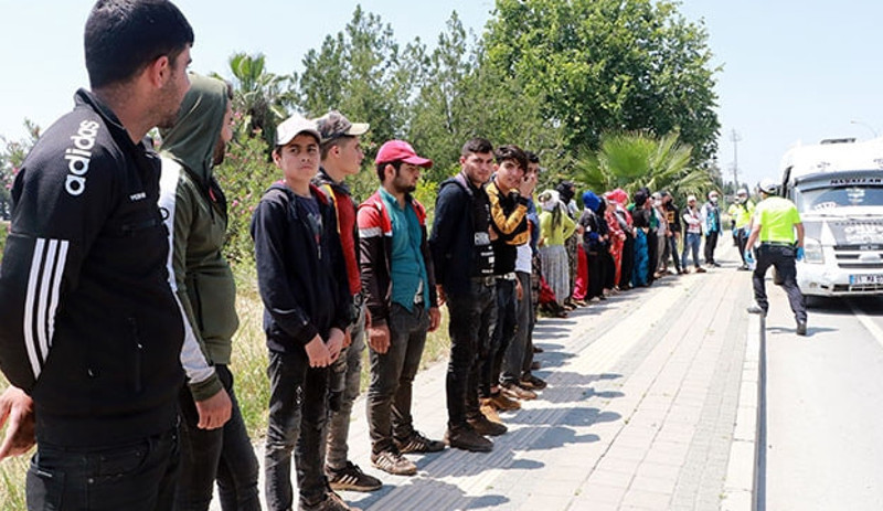 Emekçinin canı hiçe sayılıyor: 7 kişi taşıması gereken minibüsten 35 işçi çıktı - Resim : 1