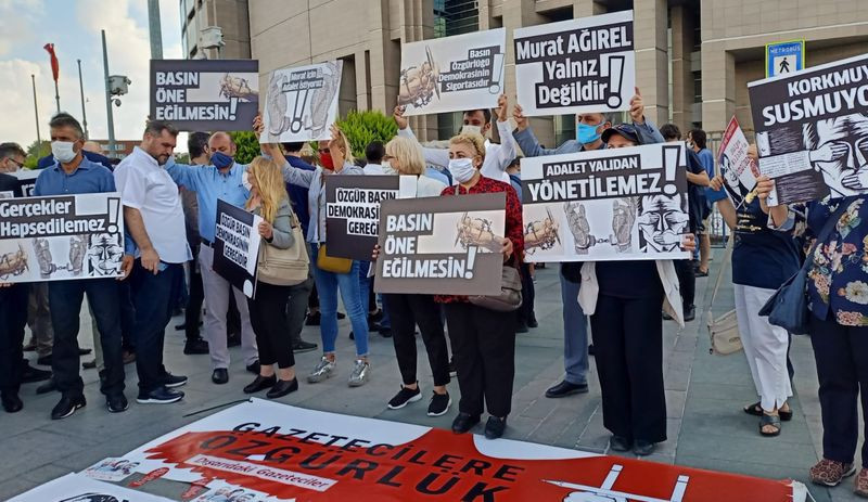 MİT mensubunun cenaze töreni haberinden yargılanan 5 gazeteciye hapis cezası verildi - Resim : 1