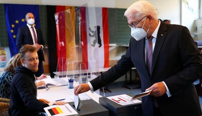 Almanya sandık başında: Liderler oy kullandı - Resim : 1