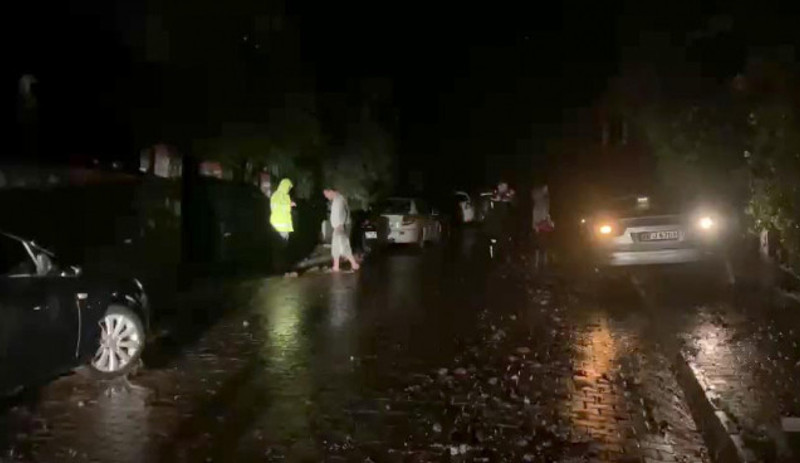 Muğla'da sağanak: Dereler taştı, dağlardan kopan kaya parçaları yolları tıkadı, evleri su bastı - Resim : 1