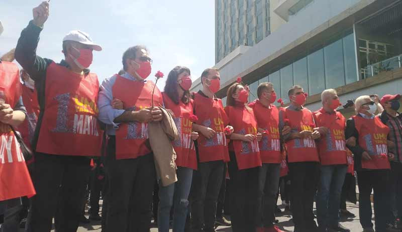 Taksim Meydanı'na çelenk bırakan meslek örgütleri: Gözaltılar derhal serbest bırakılsın - Resim : 2