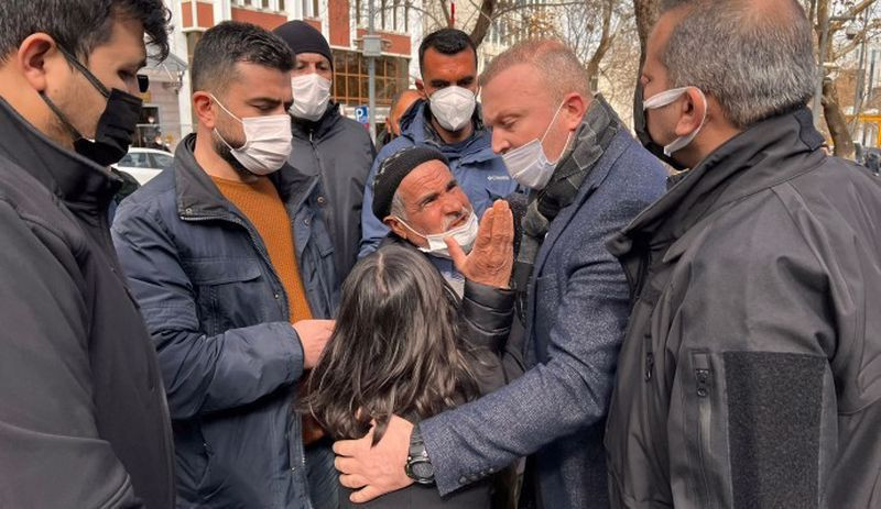 Doku ailesinin ‘adalet’ talebiyle geldiği bakanlığın kapısı zincirlendi - Resim : 1