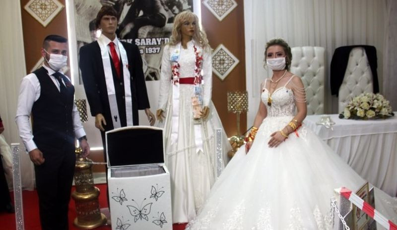 Salgın 'önlemi': Düğünde takılar gelin ve damat yerine cansız mankenlere takıldı - Resim : 1