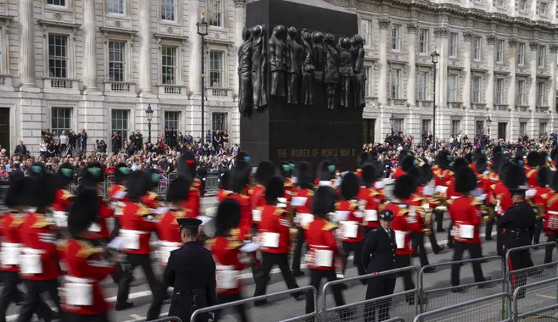 Britanya Kraliçesi II. Elizabeth'in cenazesi St. George Şapeli’nde defnedildi - Resim : 9