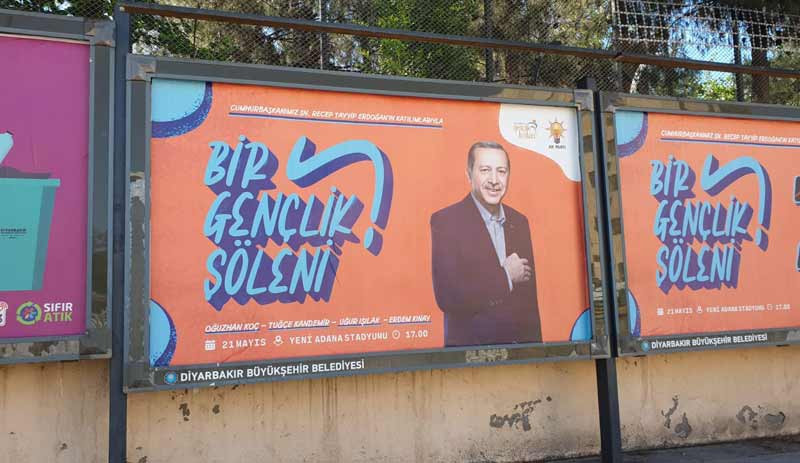 Erdoğan’ın Adana etkinliği afişi Diyarbakır’da dahi asılırken; muhalefet partilerine engel - Resim : 1