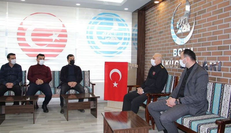 İl Jandarma Komutanı Ülkü Ocakları'nı ziyaret etti, başkana 'hediye' verdi - Resim : 1