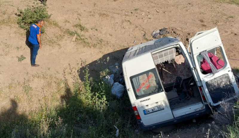 Siirt’te işçileri taşıyan minibüs uçuruma yuvarlandı: 4 ölü, 6 yaralı - Resim : 1