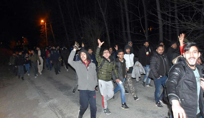 Göçmenler Yunanistan sınırına yürüyor - Resim : 2