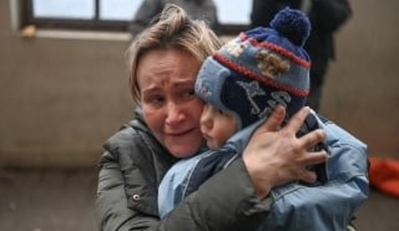 Savaş ilk onları vuruyor: Ukrayna'da çocuklar yollarda, hastanelerde yaşam mücadelesi veriyor - Resim : 11