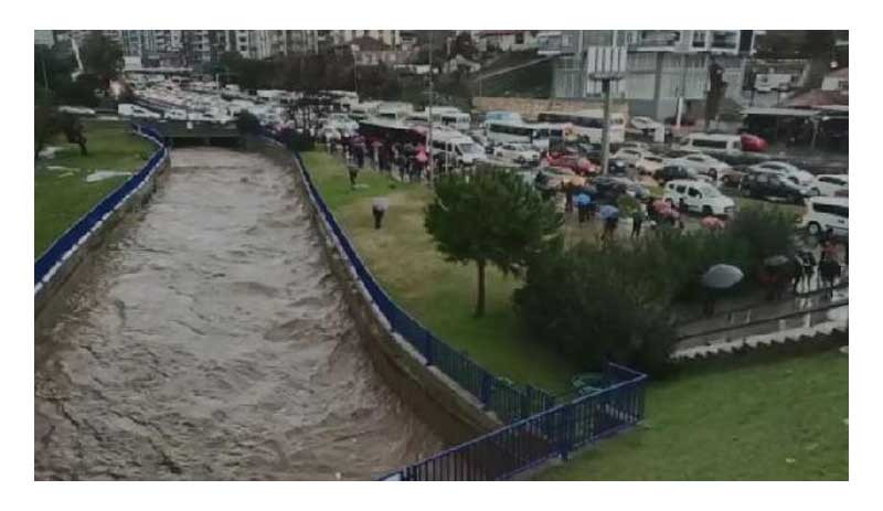 Sel, İzmir'i vurdu: Bir kişi hayatını kaybetti - Resim : 1