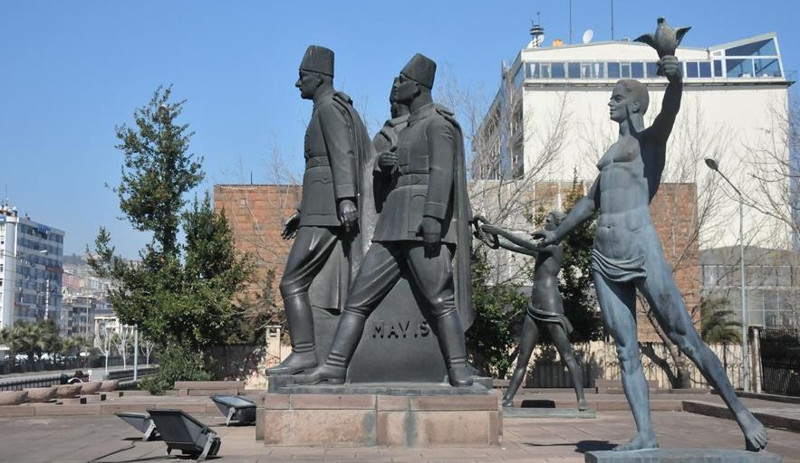 AKP’li belediye Atatürk anıtının önüne reklam panosu koyup ışıklarını söktü - Resim : 1