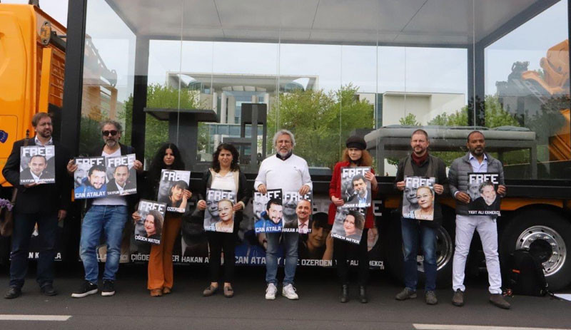 Berlin'de Gezi protestosu: Yazar Aslı Erdoğan'dan elleri kelepçeli tepki - Resim : 1