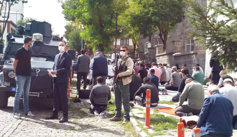 Kars Belediyesi'nde polis yığınağı, vekillere müdahale: Siz bu kente ancak kayyım olursunuz - Resim : 3