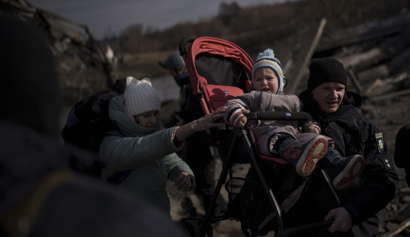 Savaş ilk onları vuruyor: Ukrayna'da çocuklar yollarda, hastanelerde yaşam mücadelesi veriyor - Resim : 28