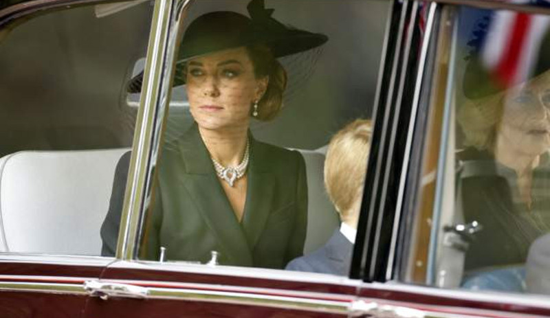 Britanya Kraliçesi II. Elizabeth'in cenazesi St. George Şapeli’nde defnedildi - Resim : 8