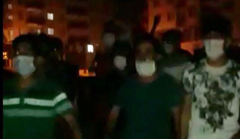 Gençlerden Sakarya'da ırkçı saldırıya uğrayan işçiler için yürüyüş - Resim : 1
