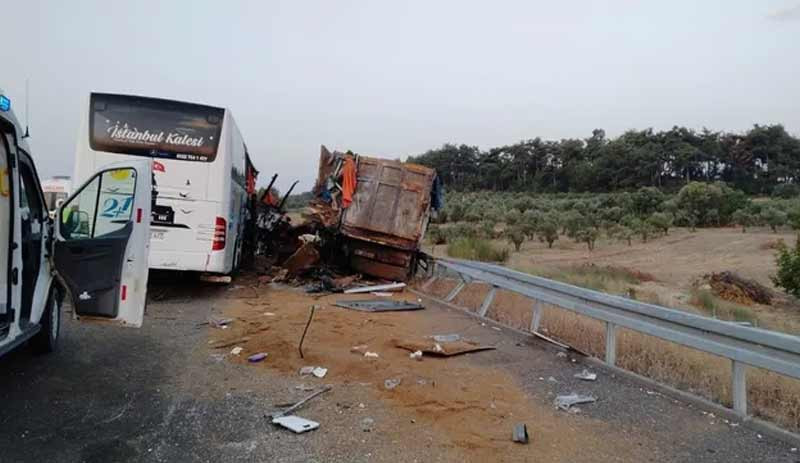 Soma'da TIR otobüse çarptı: 9 kişi hayatını kaybetti, 30 kişi yaralı - Resim : 1
