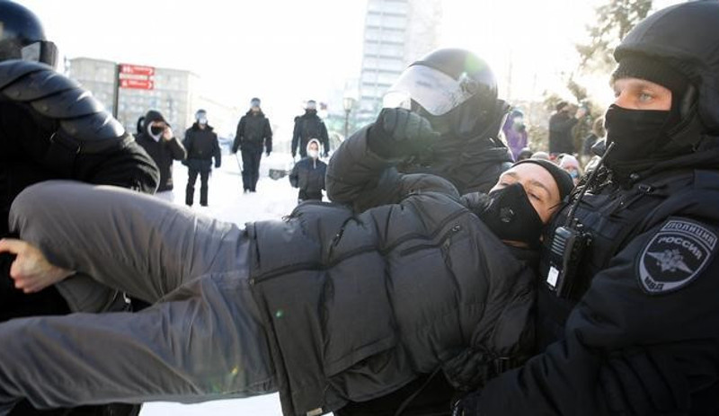 Rusya'daki protestolarda yüzlerce kişi gözaltına alındı: 'Putin bir hırsız' - Resim : 2