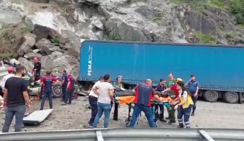 Artvin'de heyelan: 1 ölü, 2 yaralı - Resim : 1