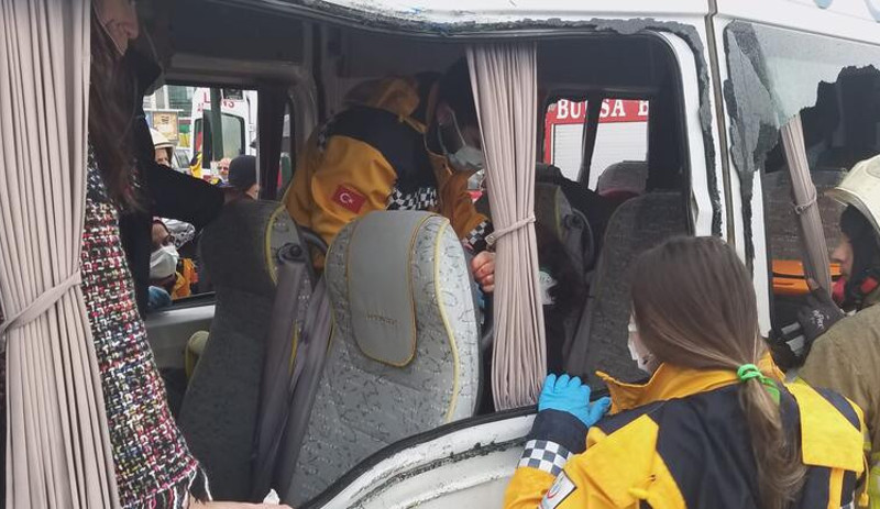 Hatalı dönüş yapan öğrenci servisi halk otobüsü ile çarpıştı: 7 yaralı - Resim : 1