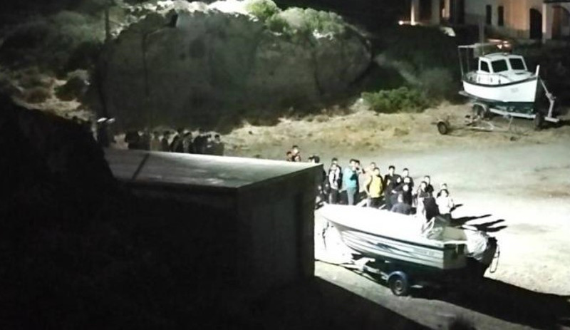Yunanistan basını: Hafta sonunda Kithira Adası'na çok sayıda Kürt sığınmacı geldi - Resim : 1