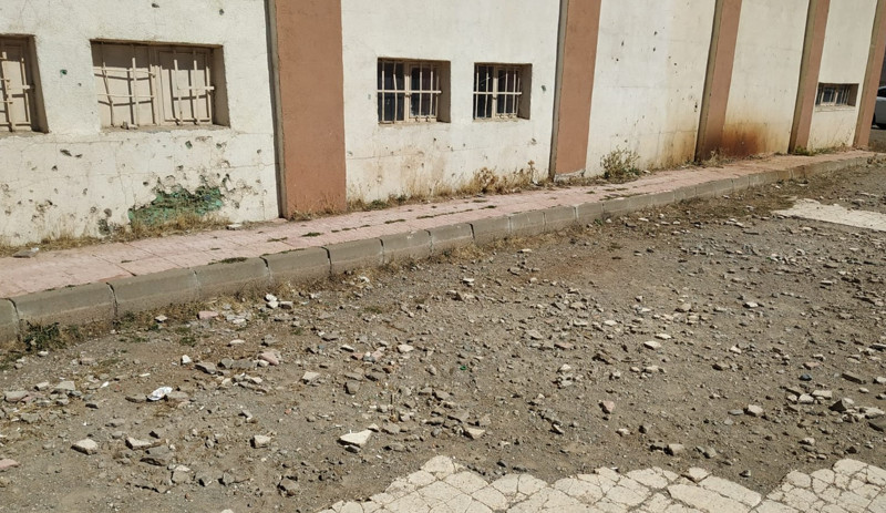 Yüzlerce öğrenci hasarlı okulda eğitim görüyor: Olası depremde okul binası çökebilir - Resim : 3