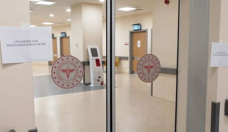 Doktorun öldürüldüğü kliniğin kapısına 'Cenazemiz var' yazısı asıldı - Resim : 1