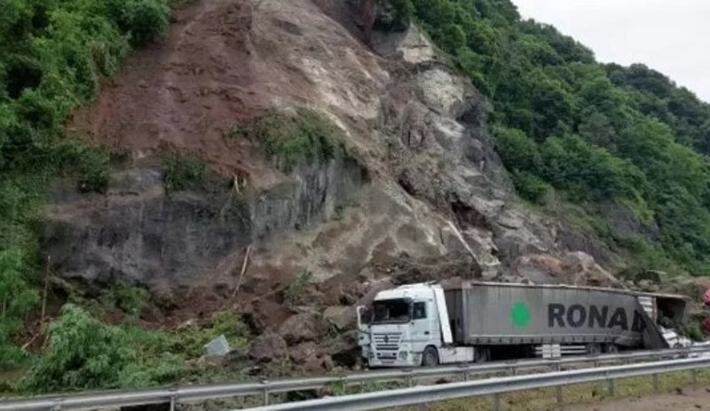 Artvin'de heyelan: 1 ölü, 2 yaralı - Resim : 4