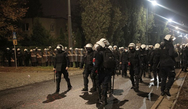 Polonya'da binlerce kişi kürtaj yasasına karşı sokağa çıktı - Resim : 2