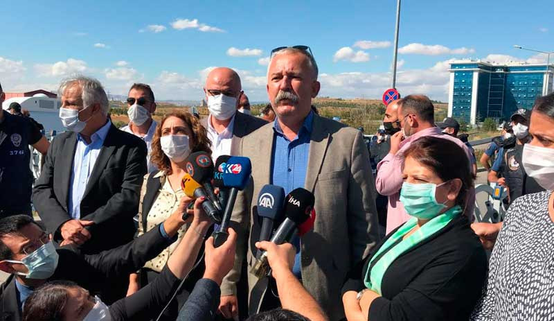 HDP’li vekiller Emniyet önünden seslendi: Ali cengiz oyunları iktidarı kurtaramayacak - Resim : 1